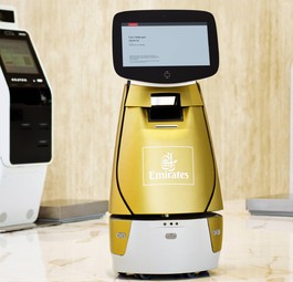 Check-in-Roboter Sara: Spricht mit den Reisenden.