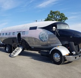 Marke Eigenbau: Das Wohnmobil wurde aus einer alten DC-3 gebaut.