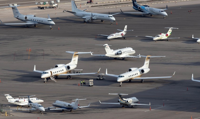 Businessjets und Kleinflugzeuge auf einem US-Airport: Der Haushaltsstreit hat jetzt auch Auswirkungen auf die Allgemeine- und Geschäftsluftfahrt.