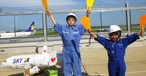 Kinder mit Skymark-Pappmodell: Die richtige Luftfahrt ist leider etwas komplizierter.