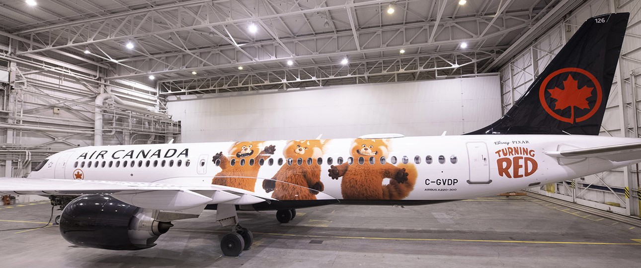 Airbus A220 mit Spezialbeklebung:  Unterwegs in Kanada.