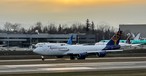 Der Abschied: Die Boeing 747-8 F mit dem Kennzeichen rollt am 1. Februar 2023 zum Anfang von Piste 16R des Paine Field.