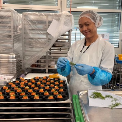 Auch in der Küche von Gate Gourmet wird vieles von Hand gemacht.