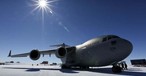 C-17 der Royal Australian Air Force:
Australien besitzt derzeit eine nur im Sommer bestehende Eispiste beim Wilkins Aerodrome. Für Flüge zu anderen Stationen und Feldstandorten werdenDHC-6 Twin Otter oder Basler BT-67 eingesetzt, die auf speziell präparierten Pisten landen können.