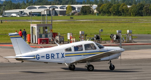 Piper PA-28 vor einer Tankstelle: Avgas 100LL ist in der EU bis 2032 erlaubt.