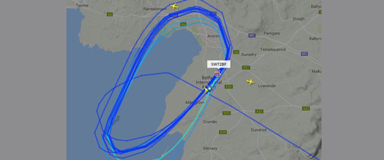 Über Belfast kreisendes Flugzeug: Am Morgen ging am Belfast International Airport nichts mehr.
