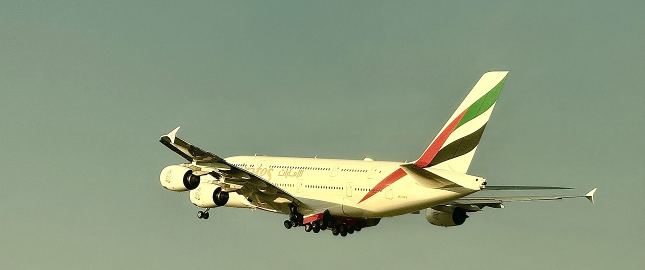 Airbus A380 von Emirates beim Start in Dubai (Archivbild): Erste Routen werden wieder bedient. 