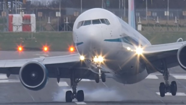Boeing 767 bei der Landung: Starker Wind schleudert den Jet auf die Landebahn.