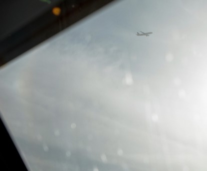 Blick aus dem Cockpit: Fliegen ist ein Traumberuf für viele, aber die Bedingungen sind nicht überall fair.