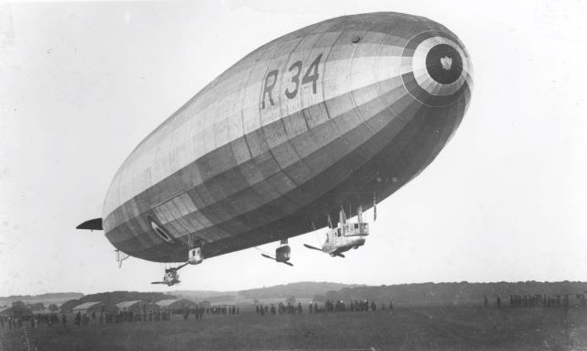 Luftschiff R34 mit EF Flugzeugschuppen im Hintergrund
