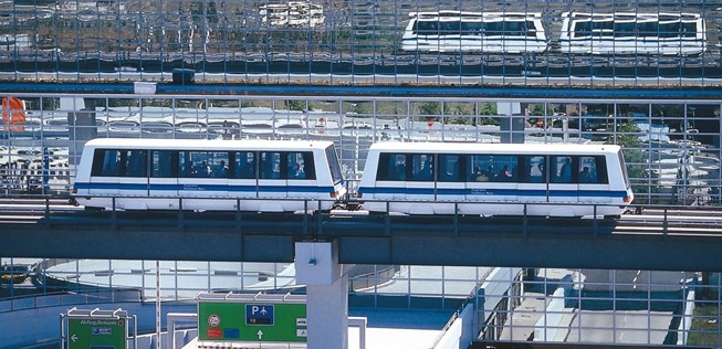 1994 eröffnen das neue Terminal 2 und die Skyline-Bahn.
