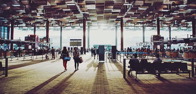 Spitzenreiter mit einer Bewertung von 9,07 ist der Singapore Changi Airport. Er erreicht eine 8,8 bei Pünktlichkeit, eine 10 bei der Servicequalität und eine 6,1 beim Stimmungsbild der Passagiere.