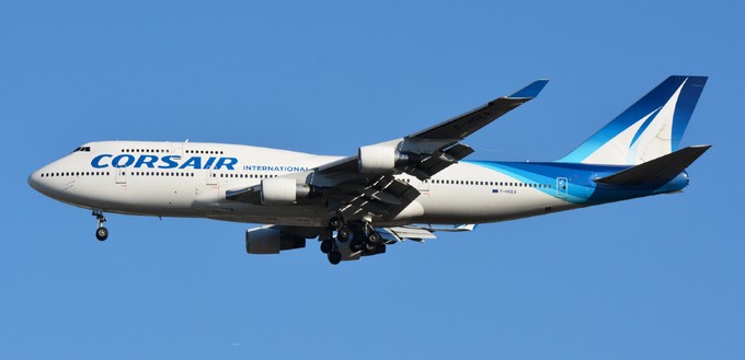 Corsair International hebt mit Boeing 747 mit den Kennzeichen F-HSUN (Sun - Sonne) und F-HSEA (Sea - Meer) ab. Nicht mehr im Dienst sind F-GSEX, F-GSKY (Sky - Himmel), F-HKIS (Kiss - Kuss) und F-HLOV (Love - Liebe). Leser Martin Gfeller gab den Hinweis.