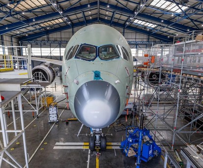 Airbus A350 F bei den Bodenschwingungstests: Der Flieger wird kräftig durchgeschüttelt.