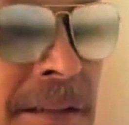 Pilot aus dem Werbespot: Raten Sie, was sich gleich in seiner Brille spiegelt.