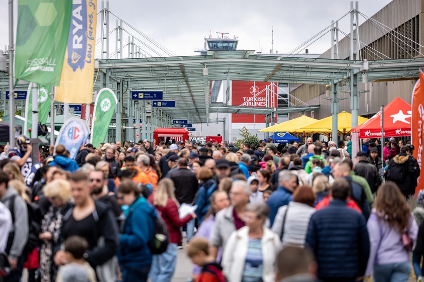 Zahlreiche Besucherinnend und Besucher fuhren zum Flughafen Nürnberg: Großes Fest.