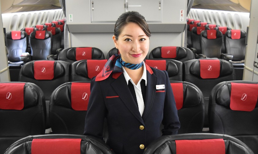 Flugbegleiterin von Japan Airlines: Kann ihre Kleidung bald freier auswählen.