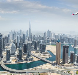 Eurowings-Jet über Dubai (Montage): Bald öfter zu sehen.