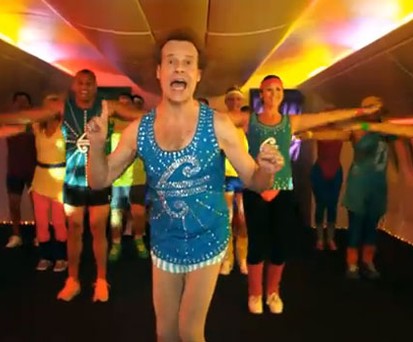 «Und jetzt alle...» - Aerobic-Urgestein Richard Simmons im Air New Zealand-Video.