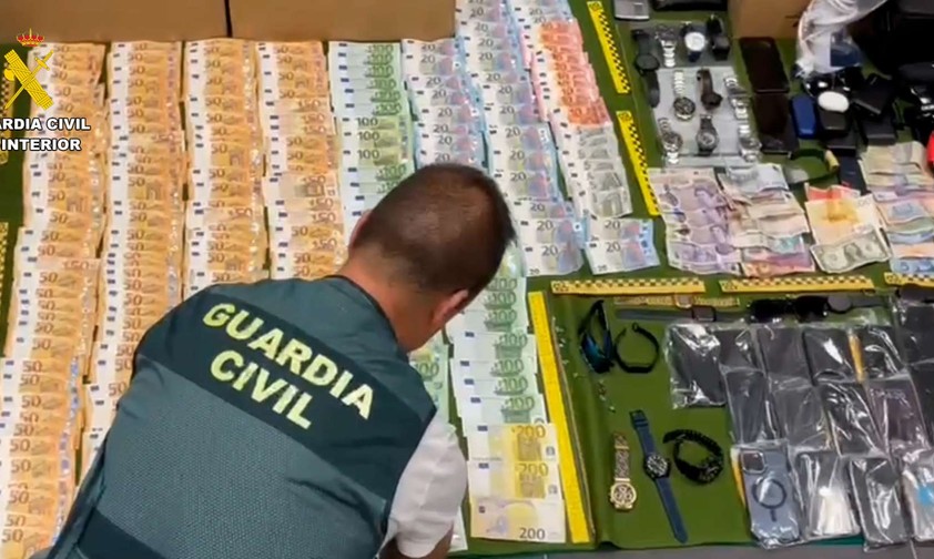 Ein Mitarbeiter der Guardia Civil vor der Diebesbeute: Der Schaden soll bei rund zwei Millionen Euro liegen.