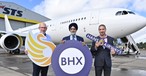 Die Chefetage von Hans Airways bei der Übergabe des Airbus A330: Bald wieder weg?