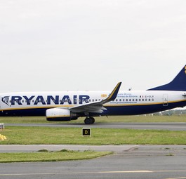 Eine Boeing 737-800 von Ryanair: Die Maschine mit der Kennung EI-DLX startete in Porto durch.