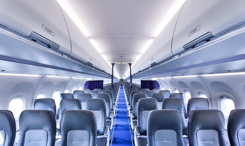 Die neue Kabine im Airbus A321 Neo von Lufthansa: Mit starkem Weitwinkelobjektiv aufgenommen wirkt sie riesig.