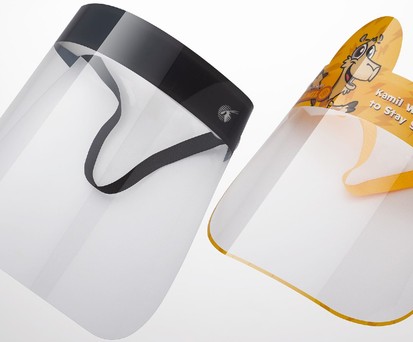 Der Gesichtsschutz von Qatar Airways: Wer in der Economy Class reist und älter als zwei Jahre ist, muss ihn über der Maske tragen.