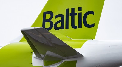 Leitwerk eines Airbus A220 von Air Baltic: künftig mit österreichischen Teilen.