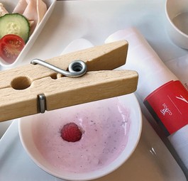 Die Servietten-Klammer in der Business Class von Austrian Airlines (Montage): Kleine Klammer, viele Fans.