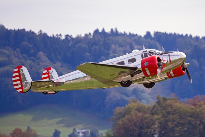 Eine Beechcraft 18 ... 