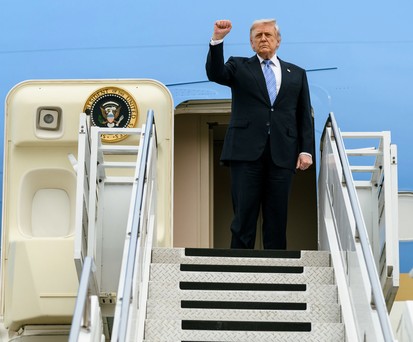 Donald Trump vor der alten Air Force One: Sie musste noch einmal los. 