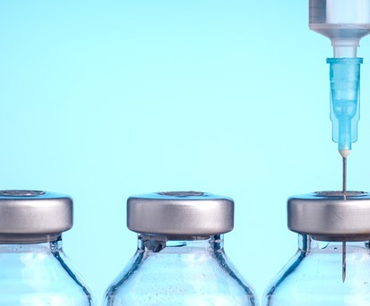 Spritze: Der Impfstoff muss nicht nur entwickelt, sondern auch verteilt werden.