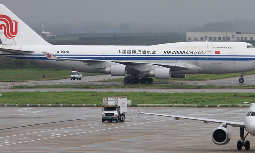 Boeing 747 von Air China Cargo im Jahr 2012: Später flog sie für ACT Airlines, Saudi Arabian Airlines, Air Cargo Global, Aerotranscargo und bald hebt sie als G-UNET für One Air ab.