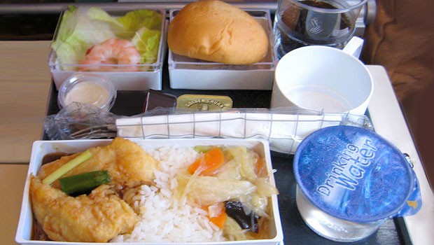 Singapore Airlines landet auf Platz 6 mit internationaler Küche und himmlischen Desserts.