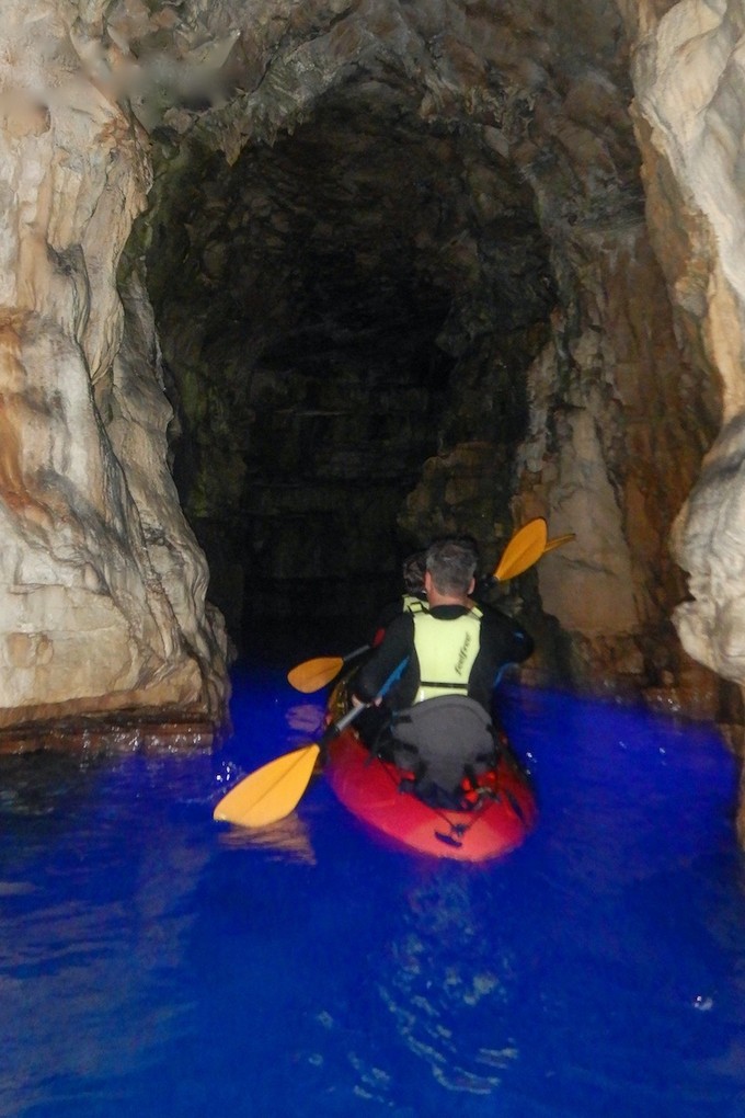 Paddeln in der Möwenhöhle - spannend!