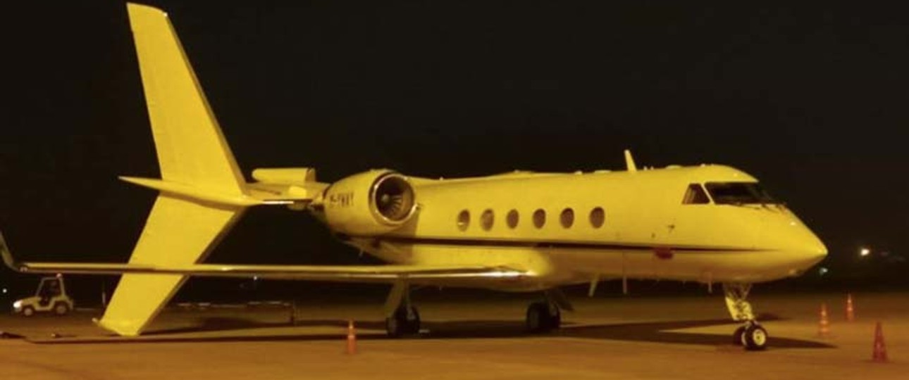 Beschädigte Gulfstream IV: Rollender A330 riss das gesamte Seiten- und Höhenleitwerk des parkenden Geschäftsfliegers ab.