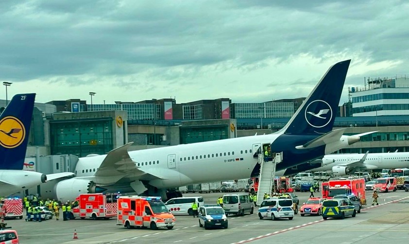 Die Boeing 787-9 liegt mit der Nase auf dem Boden.