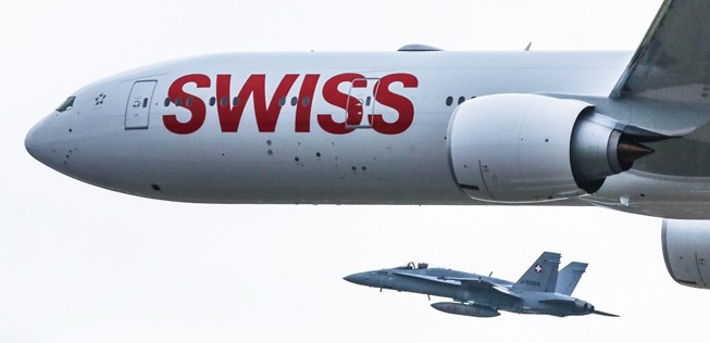 Die erste Boeing 777-300ER der Swiss wird ab April regelmäßig nach Hongkong eingesetzt werden. Wer den neuen Langstreckenflieger nicht gleich in die chinesische Wirtschaftsmetropole fliegen mag, der hat reichlich Gelegenheit dazu. Denn wie das in der Branche üblich ist, testet die Schweizer Fluggesellschaft ihren neuesten Jet zuerst innerhalb Europas.