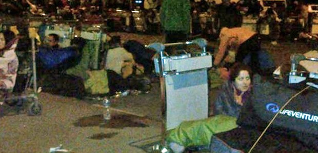 Flughafen Kathmandu: Die Schlange war Kilometer lang.