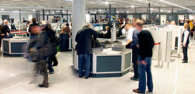 Kontrollen am Flughafen Frankfurt: Bei US-Flügen gibt es weitere Checks am Gate.