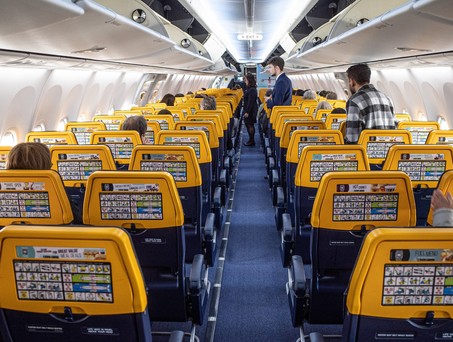 Kabine von Ryanair: Die Airline erhebt in England eine Gebühr, wenn man neben seinen Kindern sitzen will.