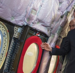Airbus-Chef Fabrice Brégier zeigt Premier Jean-Marc Ayrault die Fenster: Bislang noch klassich.