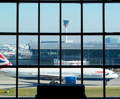 Eine Boeing 777 am Flughafen London-Heathrow: Der Airport kommt aktuell nicht an genug Kerosin.