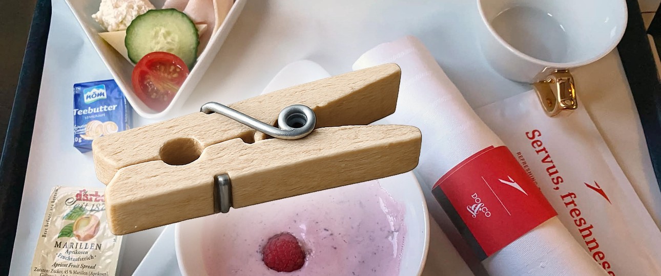 Die Servietten-Klammer in der Business Class von Austrian Airlines (Montage): Kleine Klammer, viele Fans.