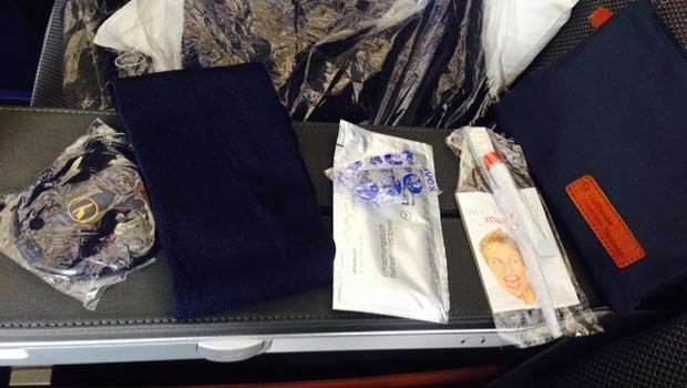 Außerdem gibt es in der Premium-Economy-Klasse ein Geschenktäschchen mit Schlafmaske, Socken, Ohrstöpseln und Zahnbürste und -creme. Der Unterschied zur Business-Class: die Pflegeprodukte fehlen.