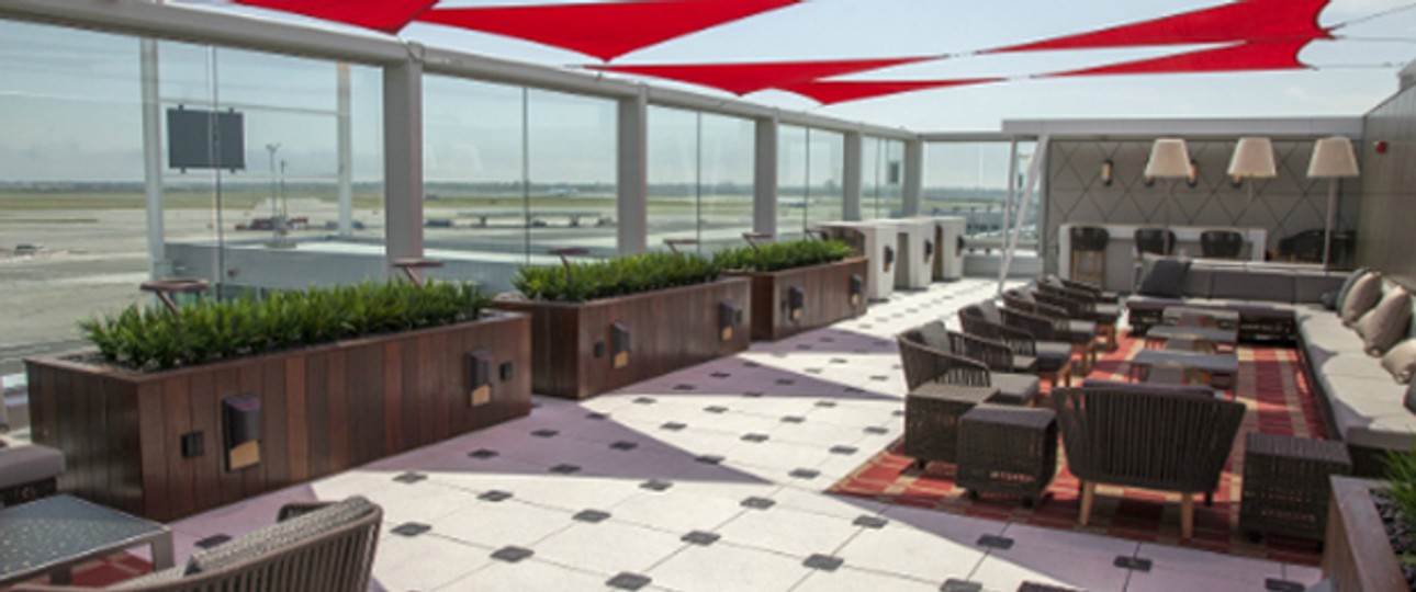 Das Sky-Deck des neuen Terminals: Gediegene Lounge-Atmosphäre an frischer Luft.
