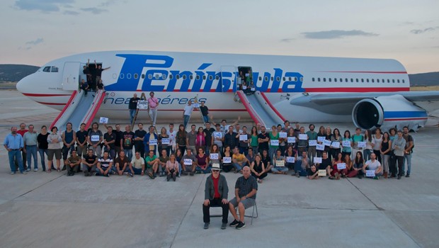 Die Crew vor der Maschine am Flughafen Ciudad Real: Notlandung im Schaumteppich.
