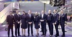Vor der Super Constellation: Lufthansa-Angestellte mit der neuen Uniform, dazu Lufthansa-Chef Jens Ritter (4. v. l.) und Kommerzchef Heiko Reitz (6. v. l.).