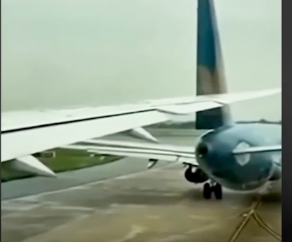 Der Moment der Bodenkollision: Die Boeing 787 von Vietnam Airlines trifft den A321.
